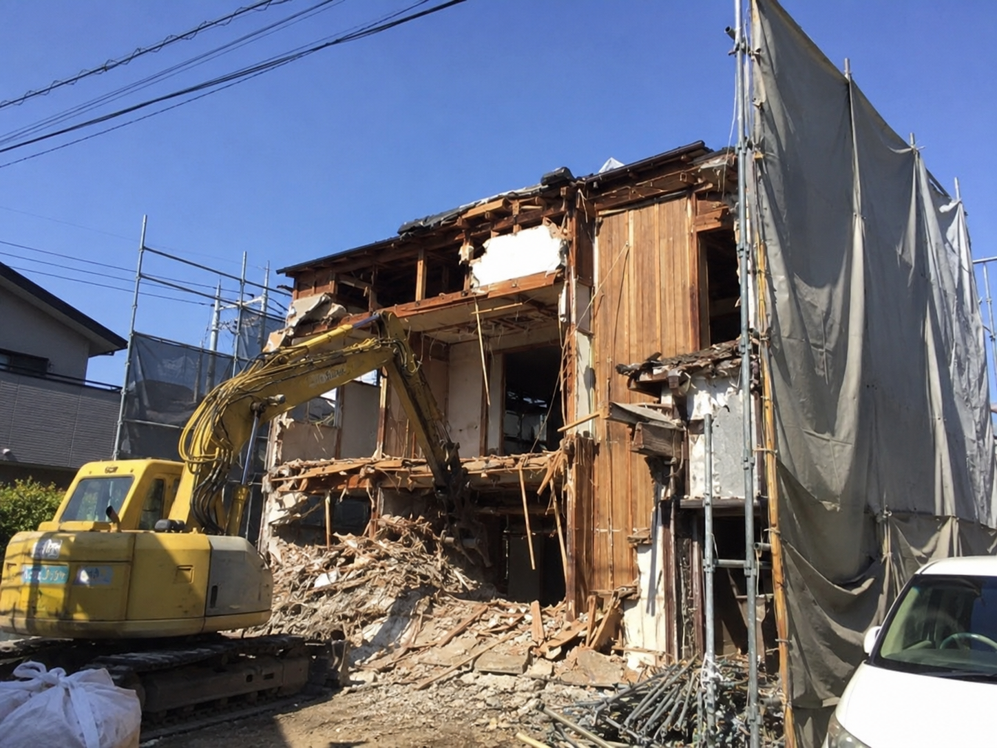 建物の解体工事を安全に進める施工現場